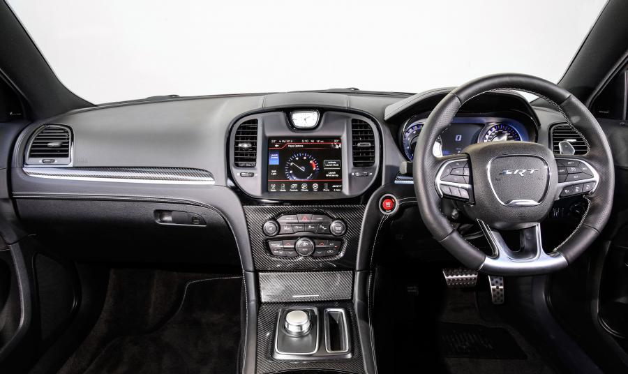 Торпедо Chrysler 300 SRT (LX2) 2015 года  (AU) (фото 30 из 31)
